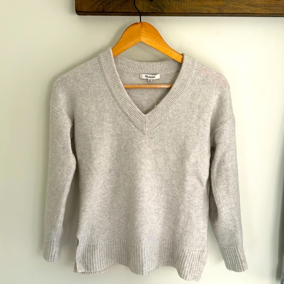 Madewell Wool blend V-Neck Sweater - Picture 2 of 4